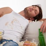 Warum solltest du nie auf dem Sofa essen