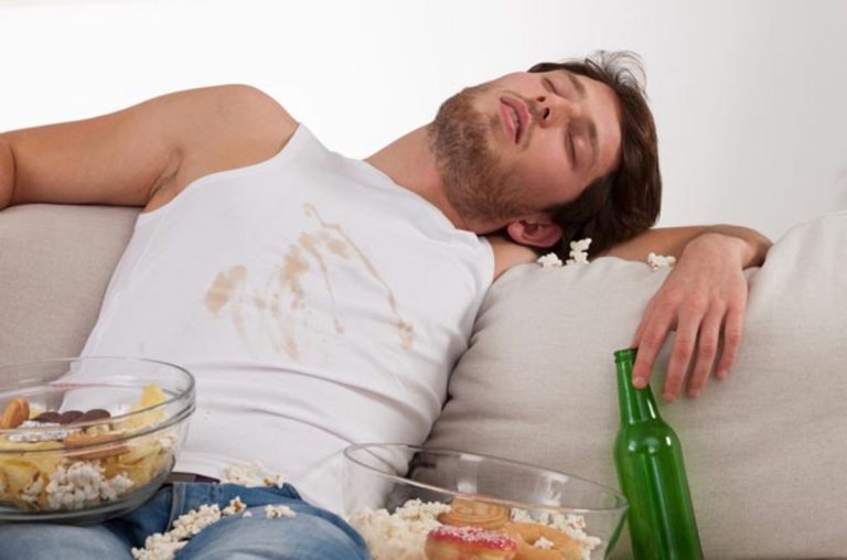 Warum solltest du nie auf dem Sofa essen