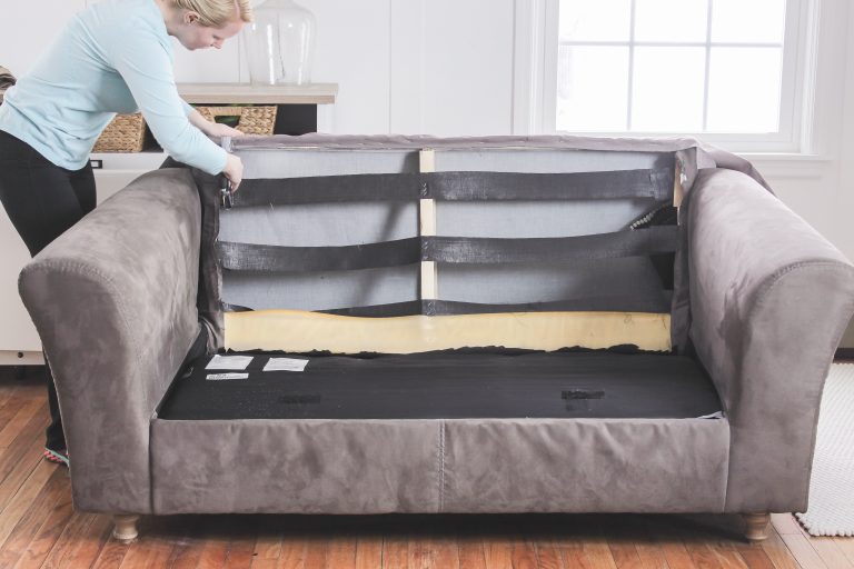 Comment réparer un vieux canapé usé et des coussins qui s’affaissent