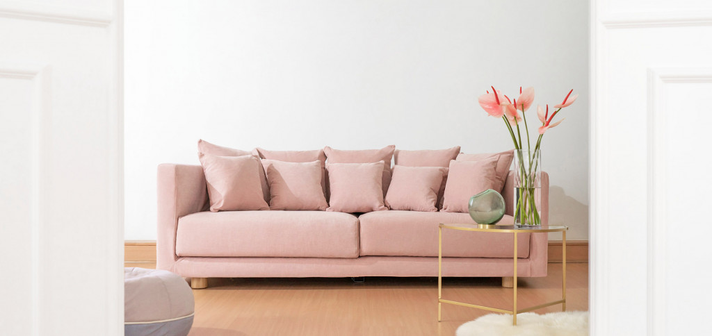 Sofa mit pinker Baumwolle bezogen