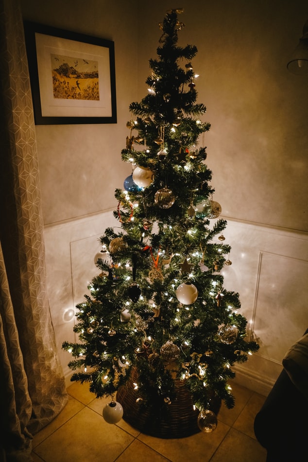 部屋で輝くクリスマスツリー