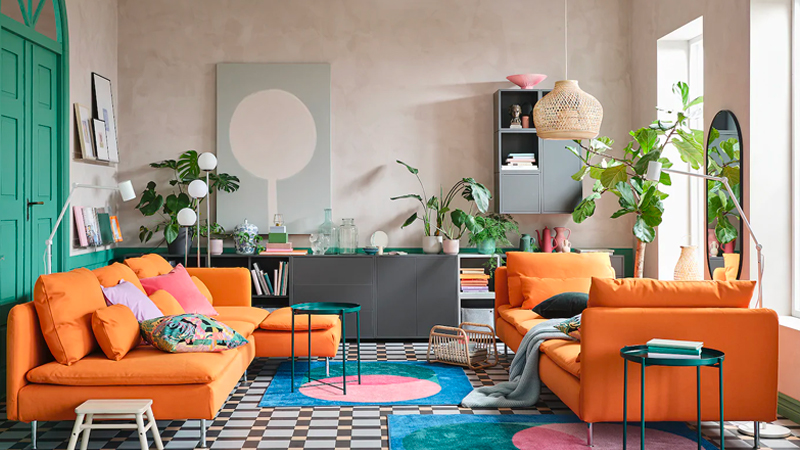 Orange IKEA sofas in farbenfrohem Wohnzimmer