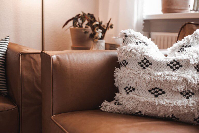 Ledersofas sicher und effektiv reinigen