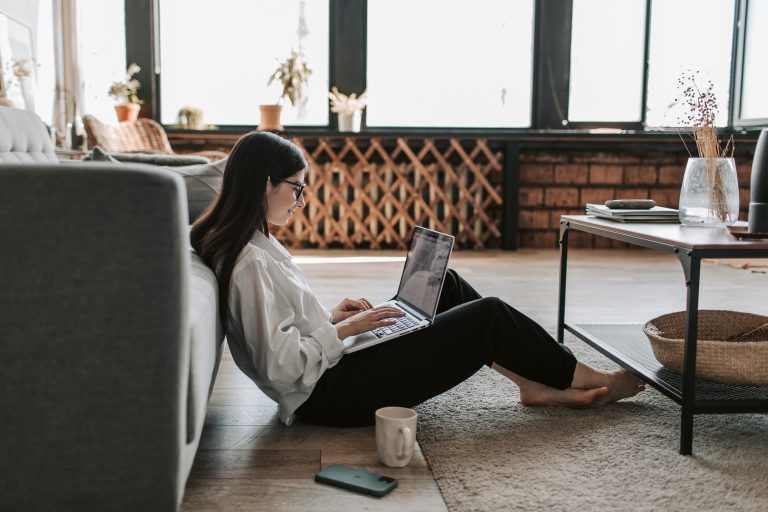 So machst du dein Sofa fit für das Homeoffice