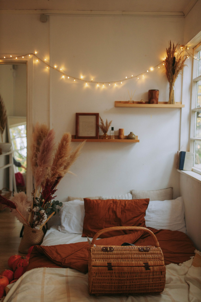 Schlafzimmer in herbstlicher Deko