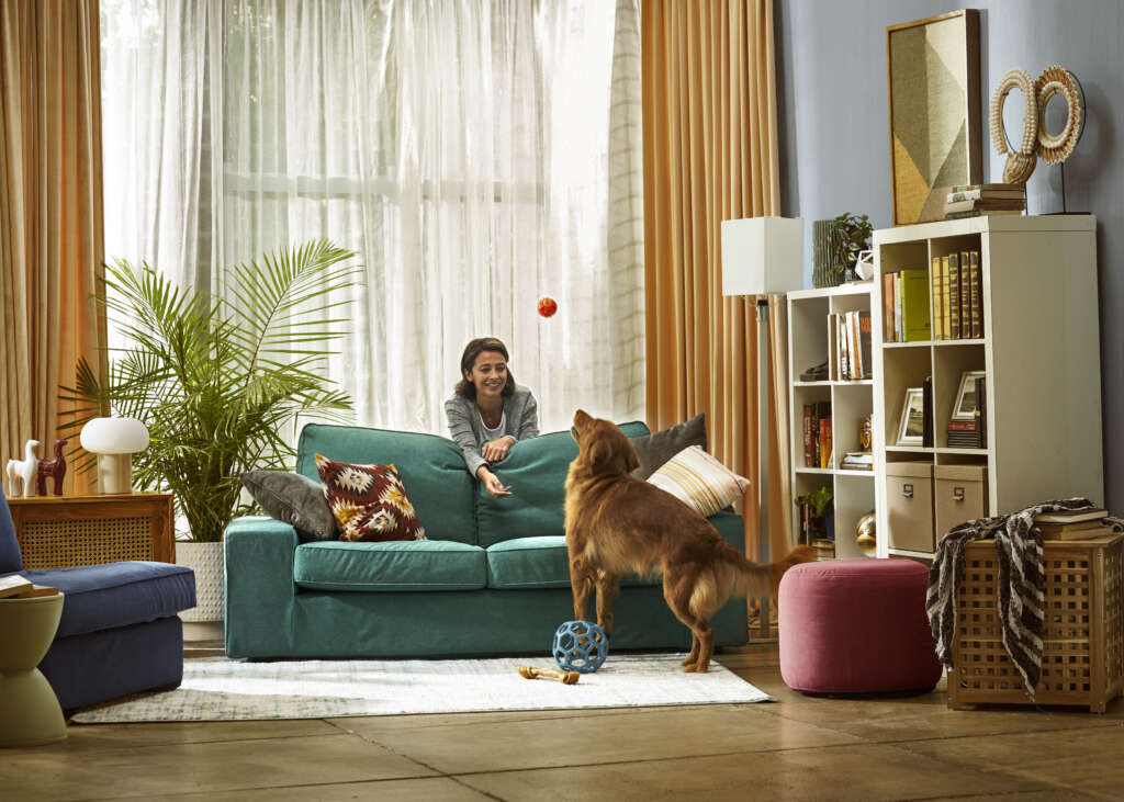 Femme avec son chien dans son salon