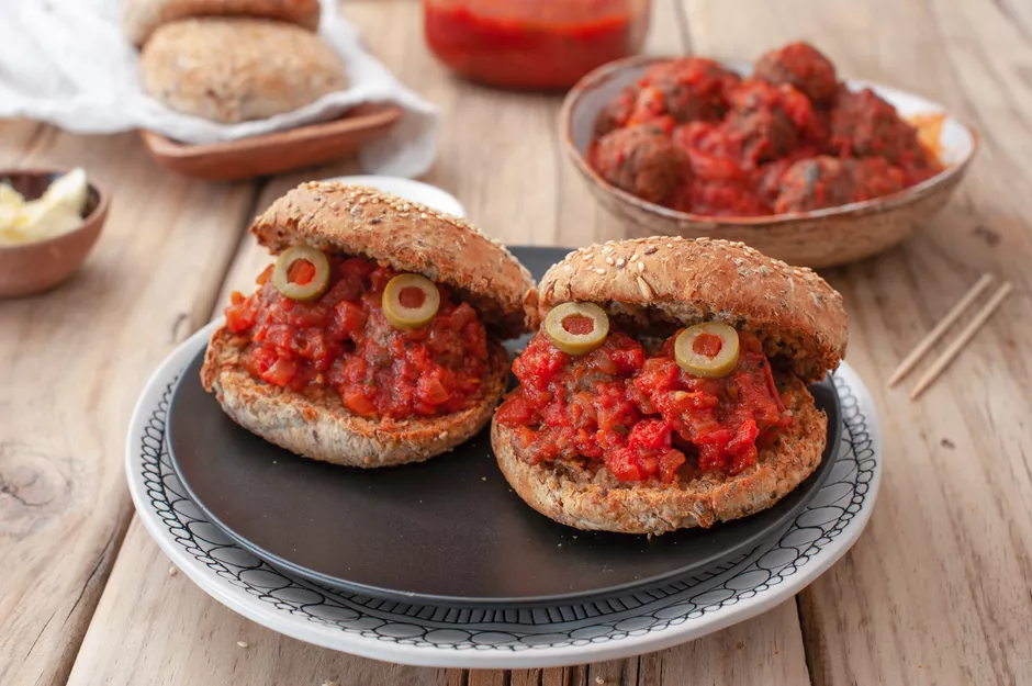 Frikadellen-Sandwiches mit Olivenaugen zu Halloween