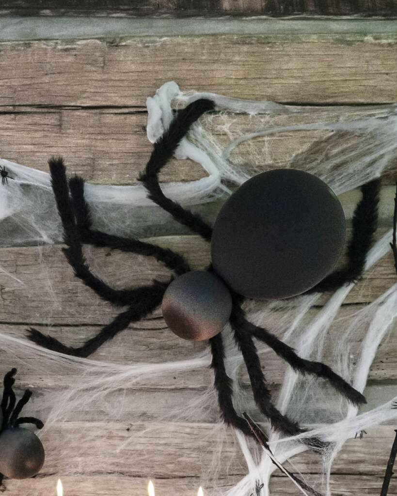 balloon spider halloween decor idea