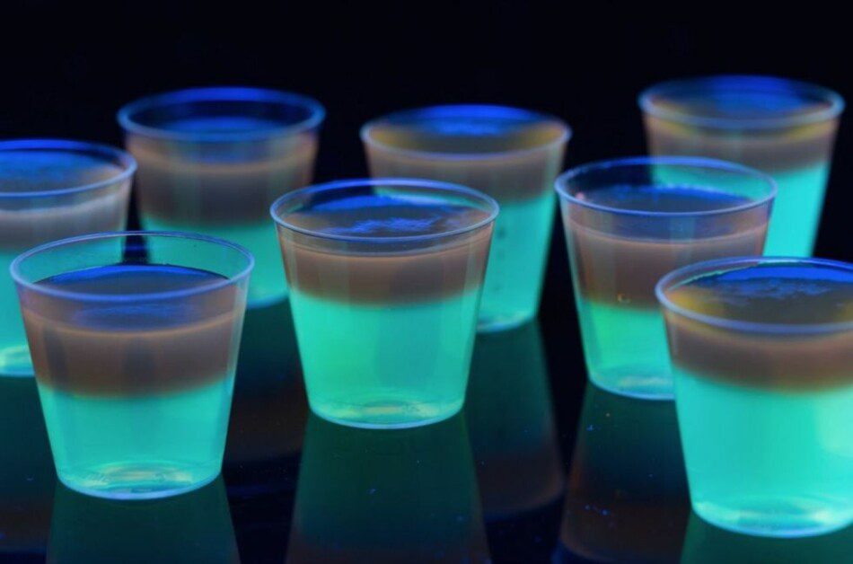 Jell-O shots, die im Dunkeln leuchtet