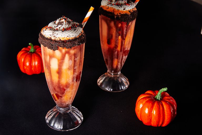 orangefarbenes zuckerhaltiges Halloween-Getränk Milchshake-Cocktail