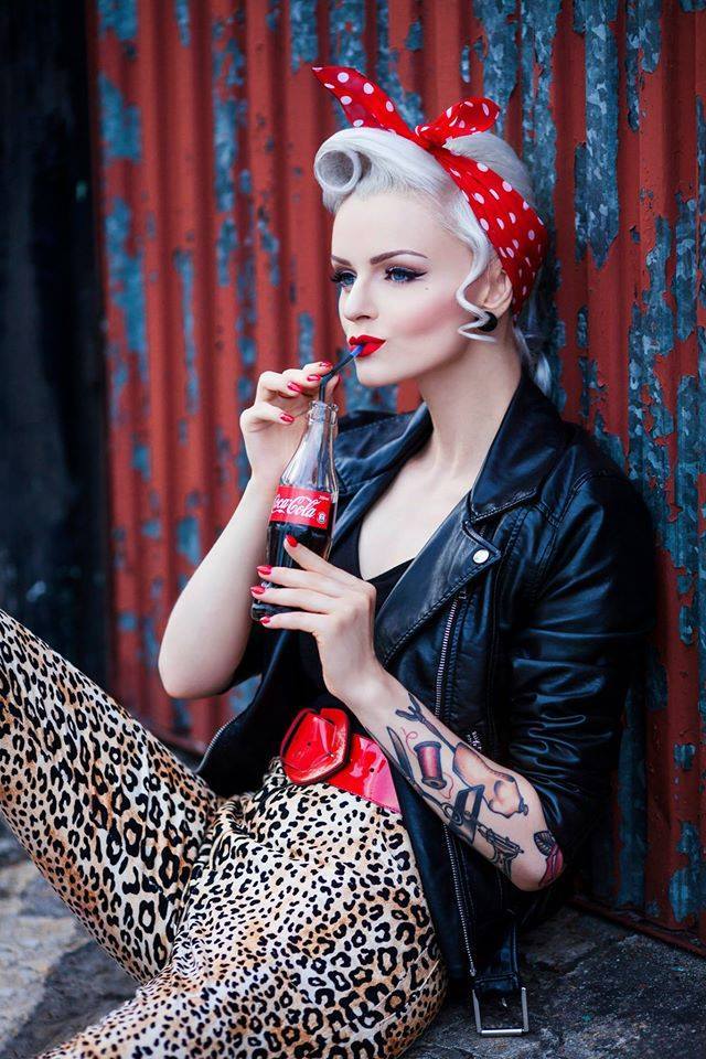 Rockabilly style pin-up girl Halloween costume ideas