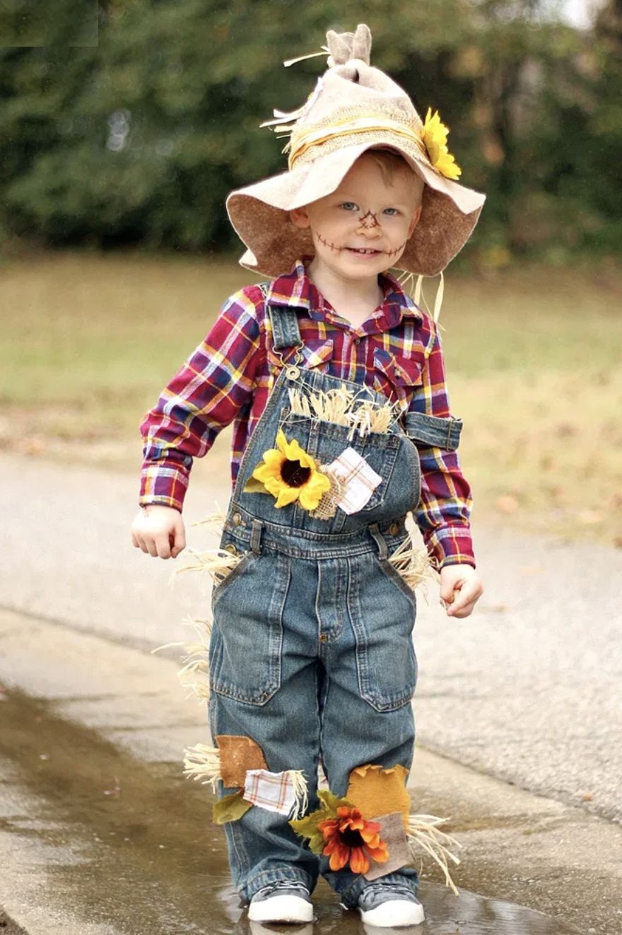 Tiny scarecrow kids' Halloween costume idea