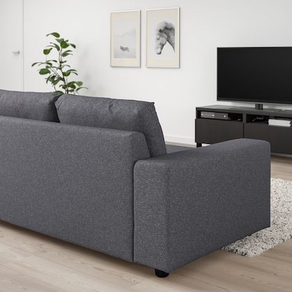 Dunkelgraues Sofa in einem Wohnzimmer. 