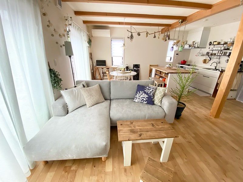 cosy-home-wooden-elements-grey-sofa