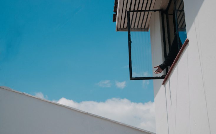 offenes-fenster-blauer-himmel-feng-shui