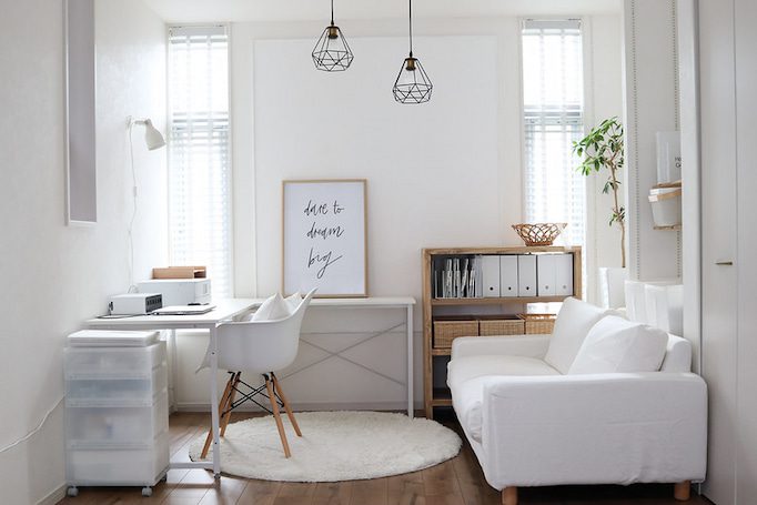 white-furniture-white-room-minimalist