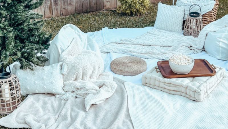 white-blankets-for-summer-outdoor-movie-screen-party