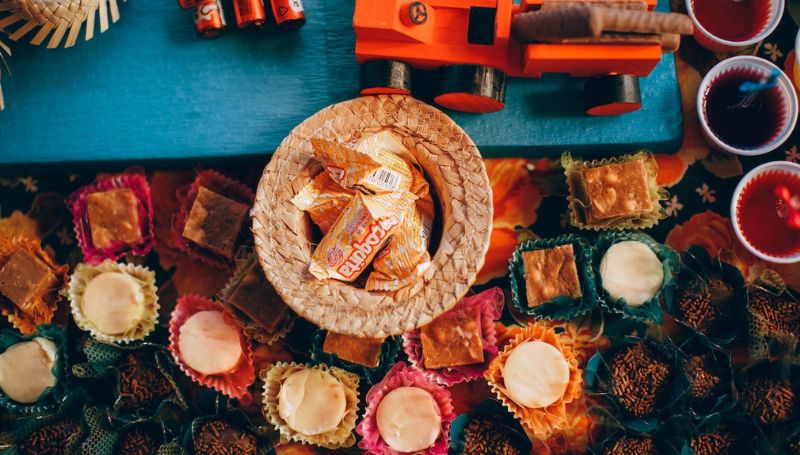 snacks-on-table-summer-outdoor-movie-screen-party