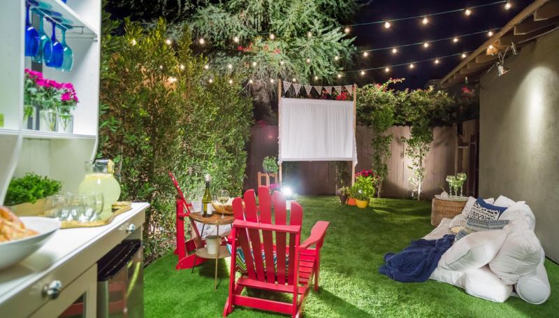 summer-outdoor-movie-screen-party-backyard