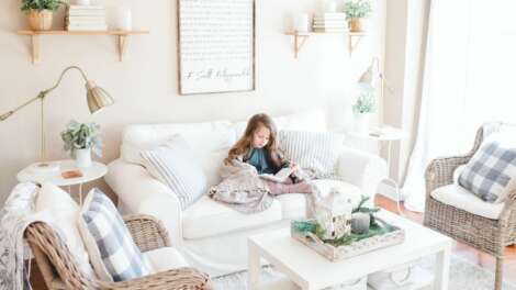 winter-home-decor-kid-on-sofa